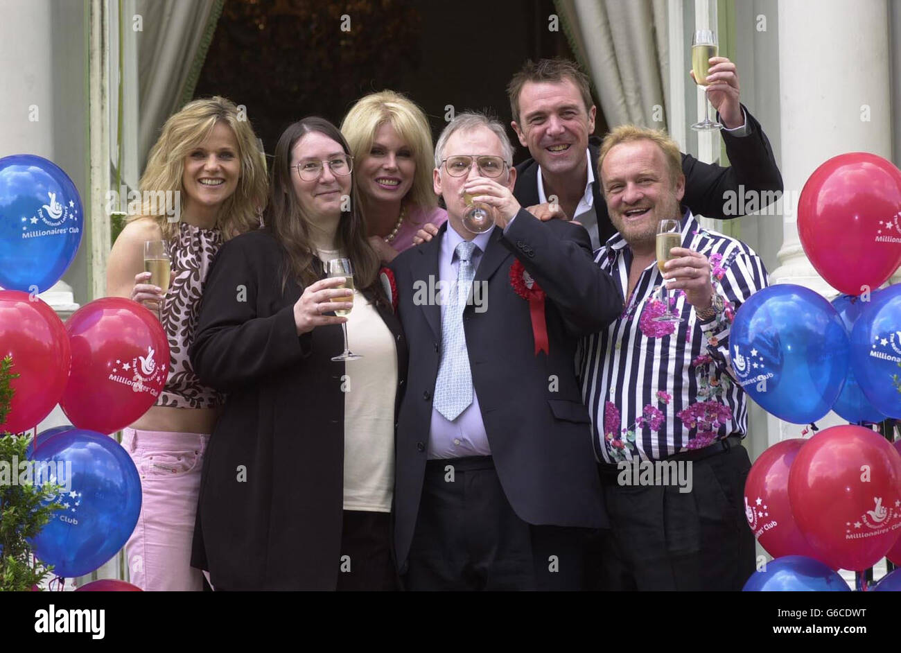 Le celebrità televisive Anthony Worrall Thompson, Joanna Lumley, Phil Tufnell e Linda Barker si uniscono al millesimo membro del suo club milionario, Tim Davis, di Torquay, e a sua moglie Eileen, nella parte ovest di Londra. * l'evento includeva più di 30 milionari della lotteria nazionale per segnare il millionaire di lotteria 1.500 lo scorso mercoledì quando il sig. Davis ha scooped il jackpot di Lotto 3,168,574. Foto Stock