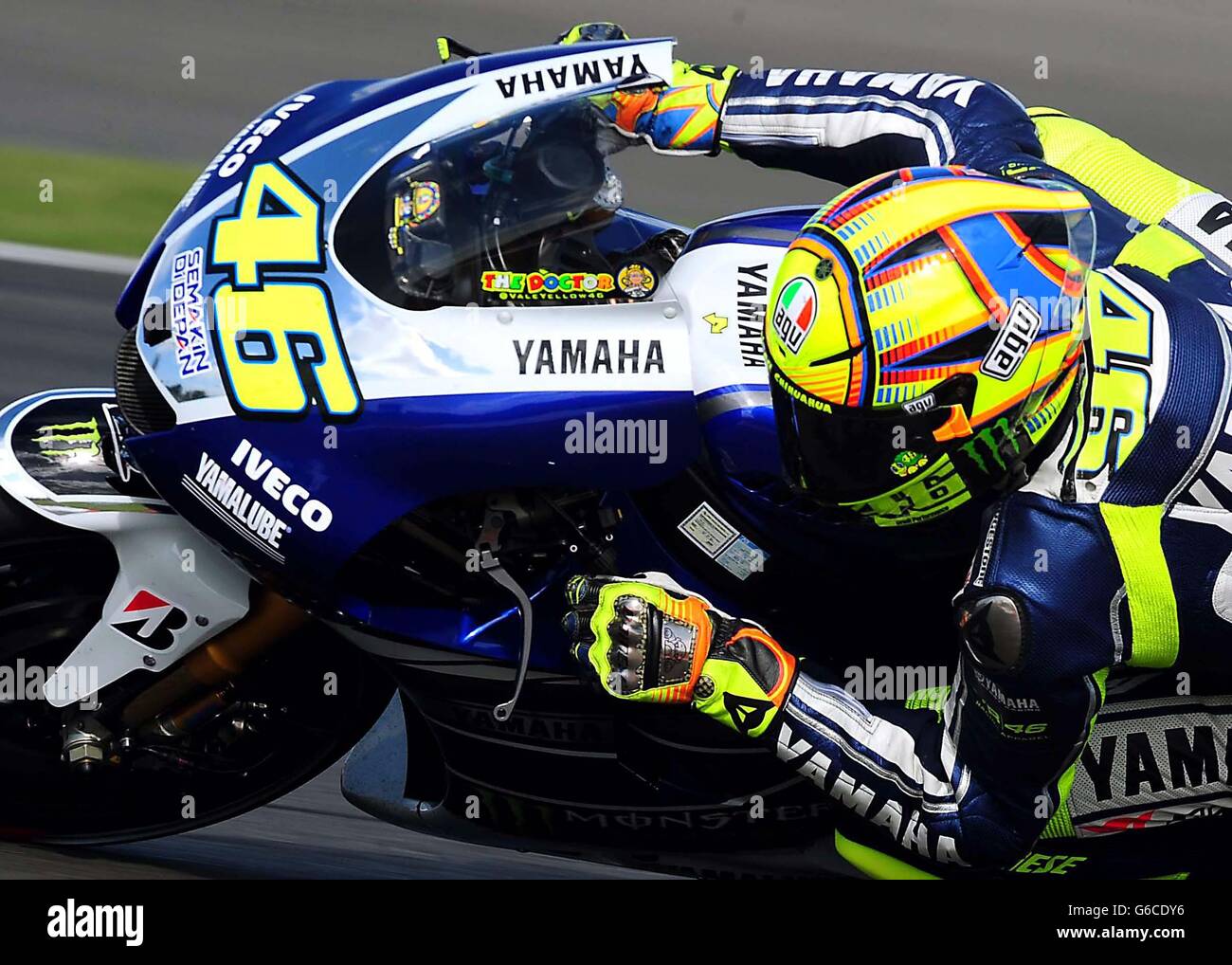 Valentino Rossi di Yamaha durante le prove libere 3 a Silverstone, Northamptonshire. Foto Stock