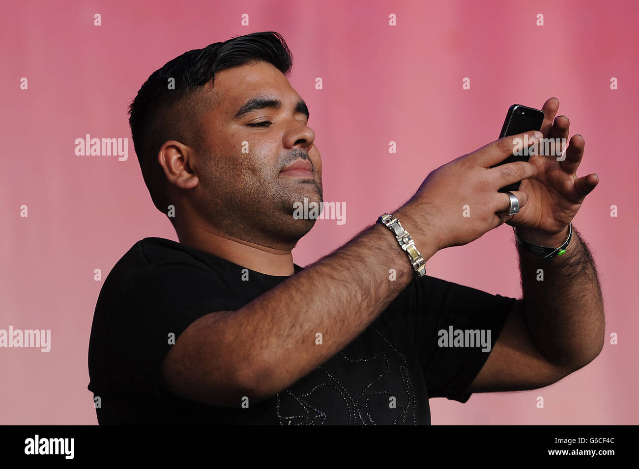 Shahid Khan aka Naughty Boy che si esibisce durante il primo giorno del Festival della fusione al Cofton Park, Birmingham. Foto Stock