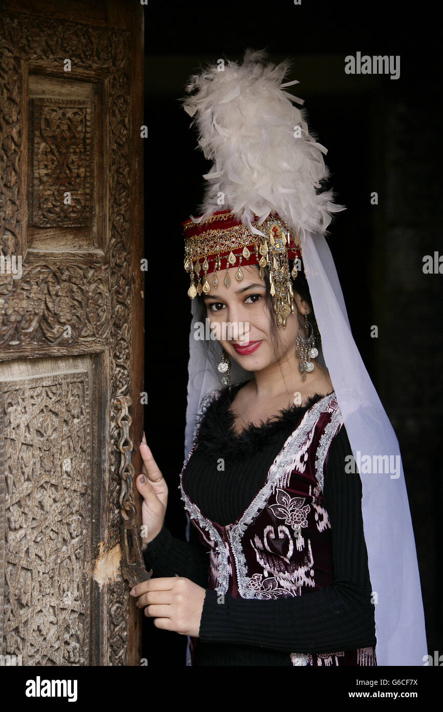 Tradizionalmente Vestiti donna uzbeka interprete presso il Palazzo Toshhovli a Khiva Uzbekistan Foto Stock