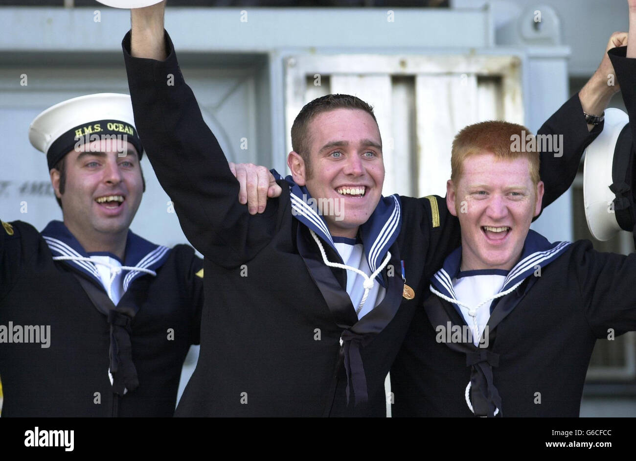 I marinai festeggiano mentre la portaerei HMS Ocean ritorna alla base navale di Devonport, Plymouth, dopo aver servito nel Golfo Persico. * parlando a bordo della nave prima di salpare a Plymouth Sound, il suo comandante, il capitano Chris Clayton, ha detto che aveva fatto uno sforzo vitale per assicurare l'Iraq meridionale e aveva avuto prestazioni brillanti. HMS Ocean forniva una piattaforma per gli elicotteri Royal Navy e Royal Air Force e, insieme ad altre unità del Task Group Amfibio, consegnò i Royal Marines e la ricognizione armata dalle guardie Dragoon della Regina sulla penisola di al FAW. Foto Stock