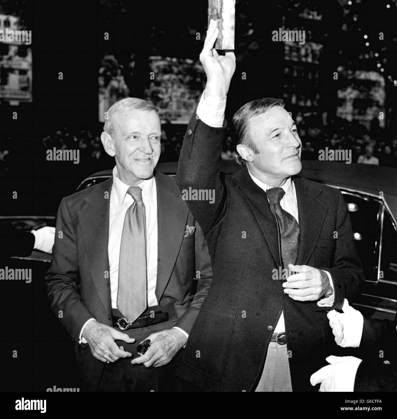 Fred Astaire e gene Kelly, entrambi entrati nella storia di Hollywood sui piedi danzanti, arrivano insieme all'Empire Theatre, Leicester Square, per la prima di gala di 'That's Entertainment, Part 2'. Foto Stock