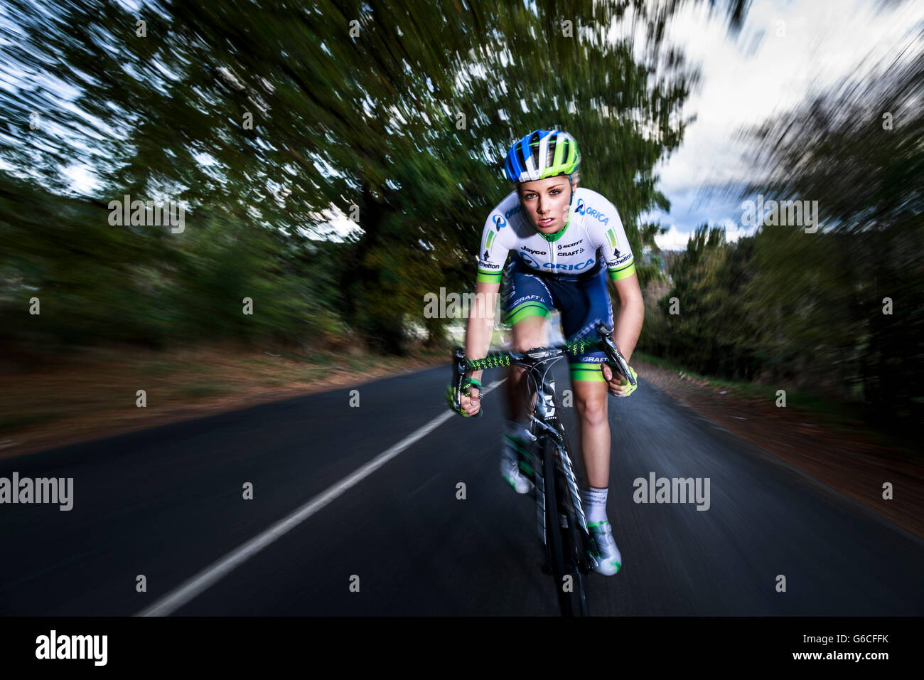 Campione della Tasmania ciclista Macey Stewart fuori su un giro di formazione sulle strade di campagna dietro Sheffield vicino a Mount Roland,Nord Ovest della Tasmania. Foto Stock