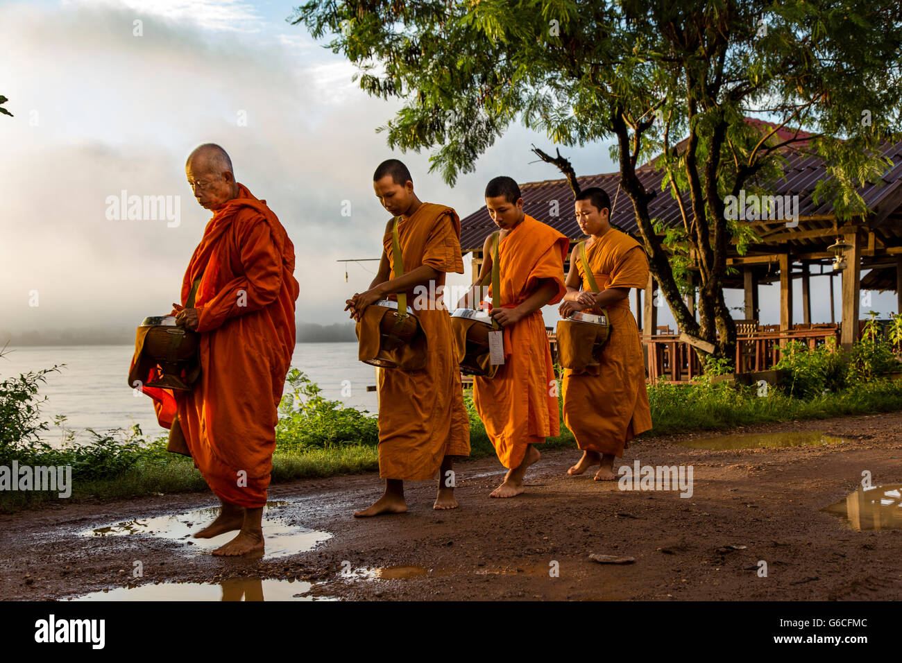 I monaci buddisti durante la mattina Alms dando su Don Khong isola nel sud Laos Foto Stock