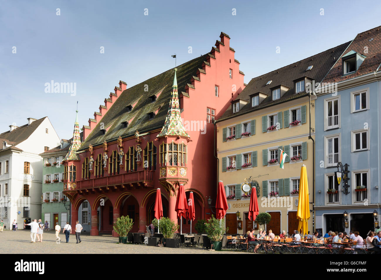 Piazza Münsterplatz nella Città Vecchia storica sala mercanti (rosso), Freiburg im Breisgau, Germania, Baden-Württemberg, Schwarzwald Foto Stock