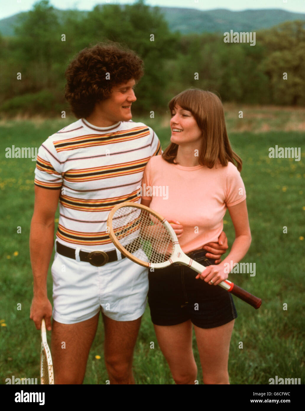 Anni Settanta anni ottanta giovane indossare pantaloncini da tennis HOLDING racchette Foto Stock