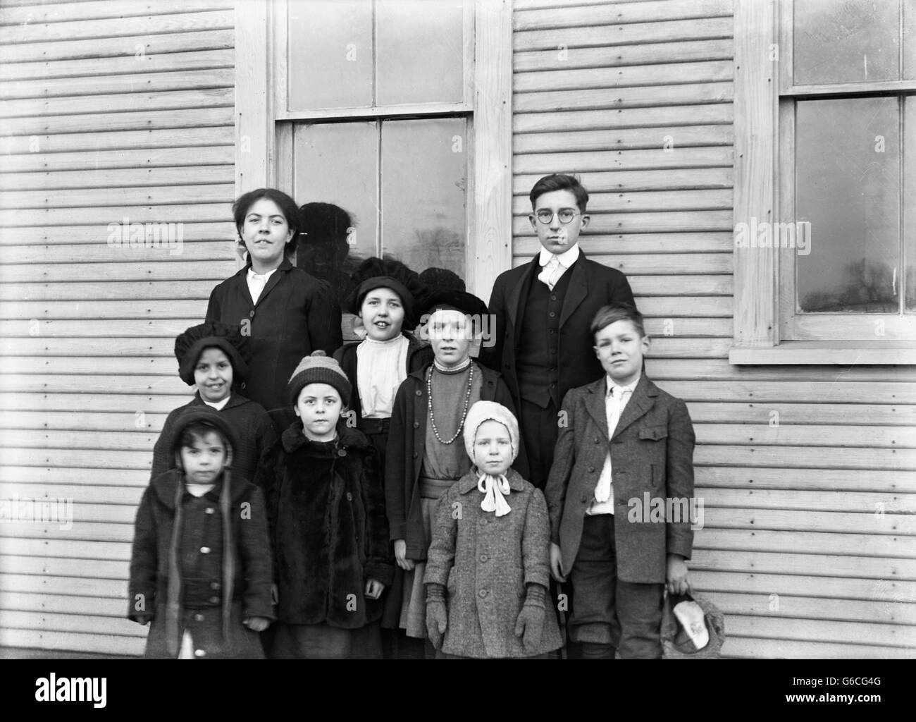 1900s ritratto di gruppo Bambini Ragazzi Ragazze in piedi in posa da casa Foto Stock