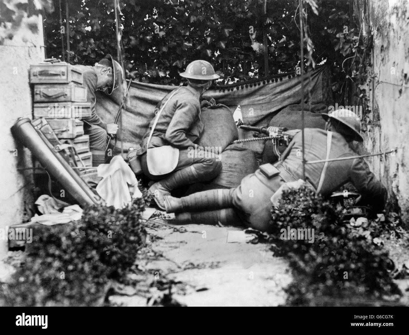 1910s 1 GIUGNO 1918 AMERICAN GUNNERS LA SOCIETÀ A 7TH MITRAGLIATRICE battaglione nel fitto della battaglia nella città di CHATEAU THIERRY FRANCIA Foto Stock