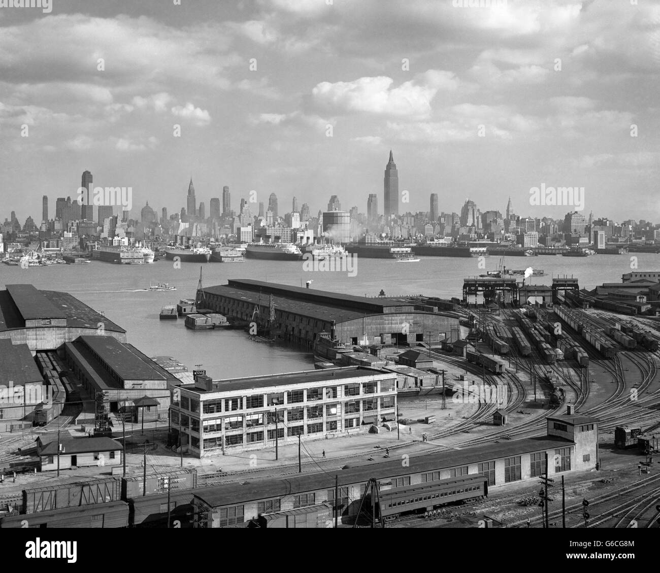 1930s Manhattan NYC SKYLINE ROCKEFELLER CENTER A 14TH STREET e navi oceaniche VISTA DA WEEHAWKEN NJ USA Foto Stock