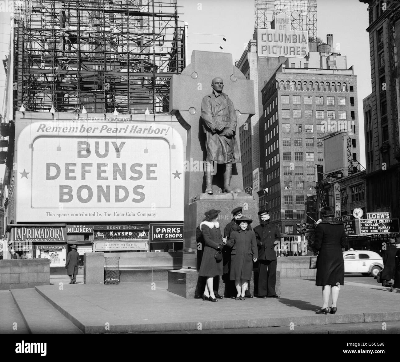 Negli anni quaranta marinai & le donne pongono al Padre Duffy statua ACQUISTARE OBBLIGAZIONI DI DIFESA GUERRA AFFISSIONI WW2 1942 TIMES SQUARE A NEW YORK CITY USA Foto Stock