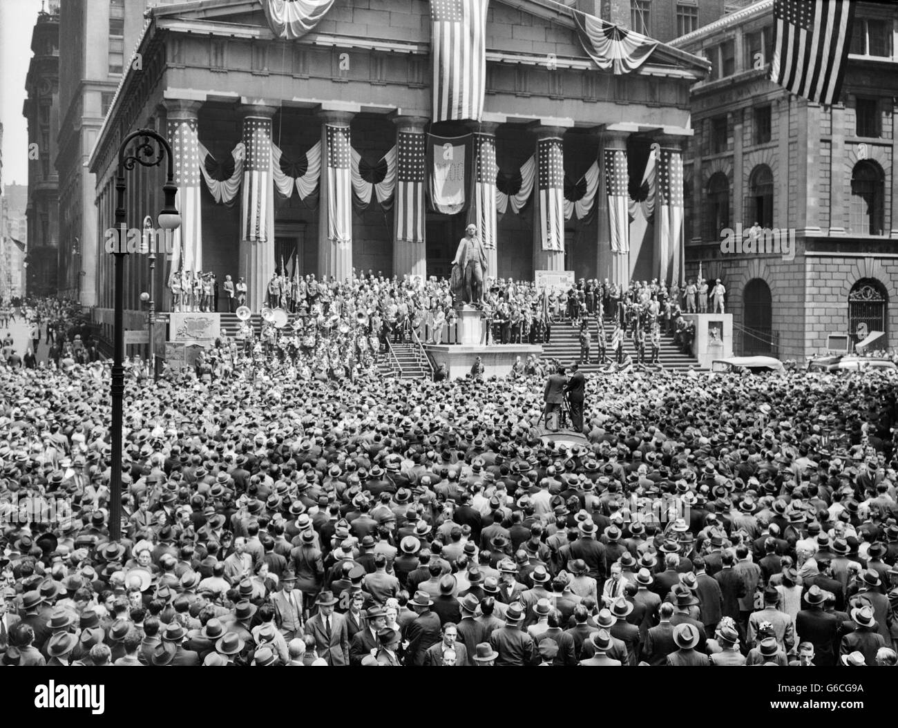1940s 1942 durante la seconda guerra mondiale la guerra BOND RALLY NEW YORK STOCK EXCHANGE WALL STREET NEW YORK STATI UNITI D'AMERICA Foto Stock