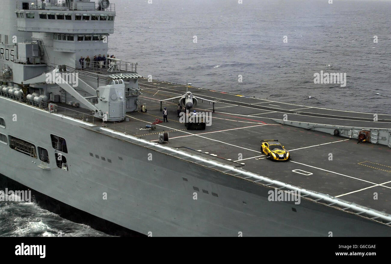 Un'auto sportiva TVR T400R si trova sul ponte della Royal Navy Aircraft Carrier HMS Invincible per il lancio di un'offerta all-British nella gara di 24 ore di le Mans in Francia più avanti quest'anno. * e' la prima volta che il TVR con sede a Blackpool, il più grande produttore di auto indipendente della Gran Bretagna, è entrato in gara dal 1962. Il TVR a 215 miglia orarie si unì a Invincible a Portsmouth ed è stato fotografato insieme a un Royal Navy Sea Harrier Jump Jet Tuesday mentre la nave si dirigeva attraverso il Mare d'Irlanda per Liverpool. Foto Stock