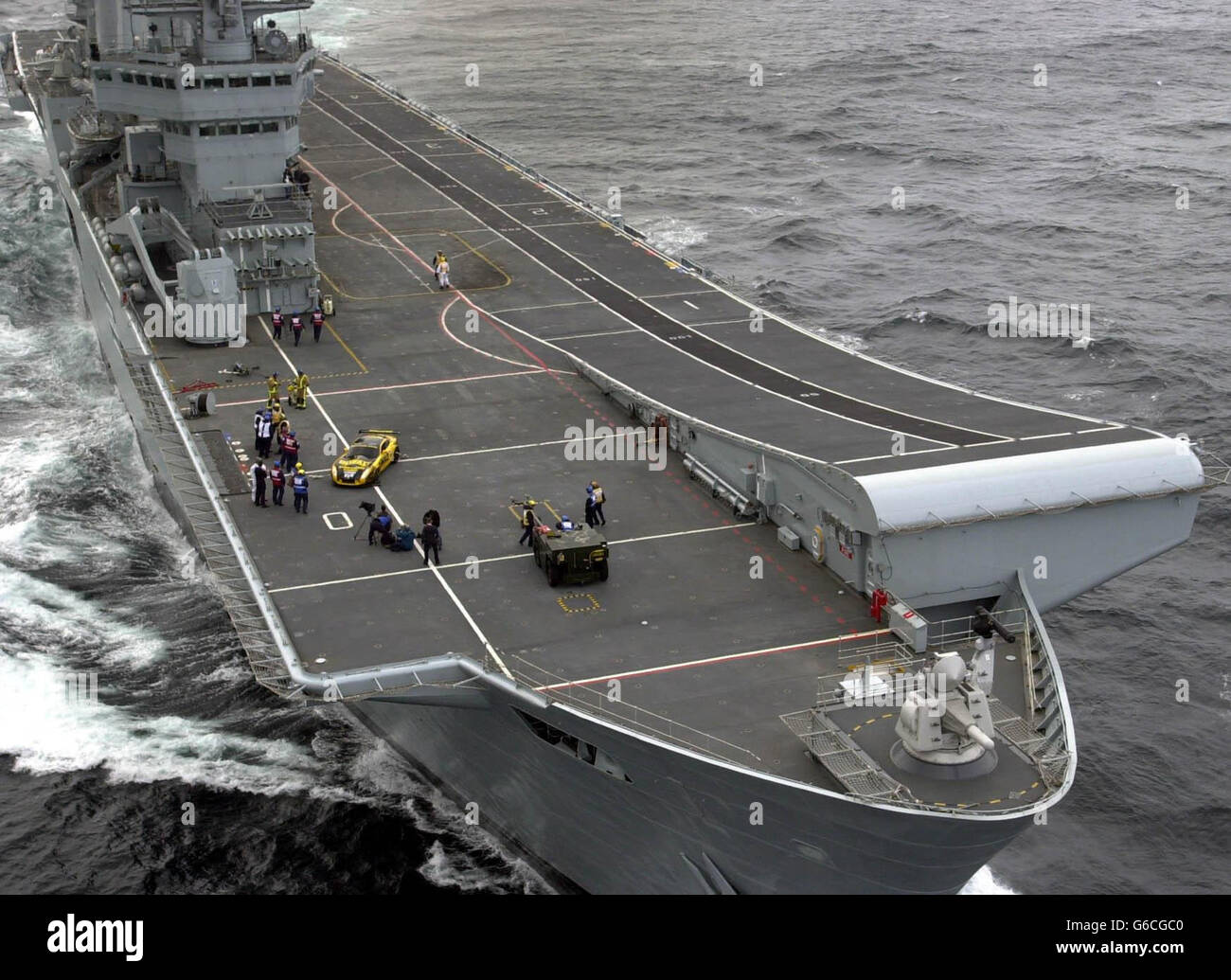 Un'auto sportiva TVR T400R si trova sul ponte della Royal Navy Aircraft Carrier HMS Invincible per il lancio di un'offerta all-British nella gara di 24 ore di le Mans in Francia più avanti quest'anno. * e' la prima volta che il TVR con sede a Blackpool, il più grande produttore di auto indipendente della Gran Bretagna, è entrato in gara dal 1962. Il TVR a 215 miglia orarie si unì a Invincible a Portsmouth ed è stato fotografato insieme a un Royal Navy Sea Harrier Jump Jet Tuesday mentre la nave si dirigeva attraverso il Mare d'Irlanda per Liverpool. Foto Stock