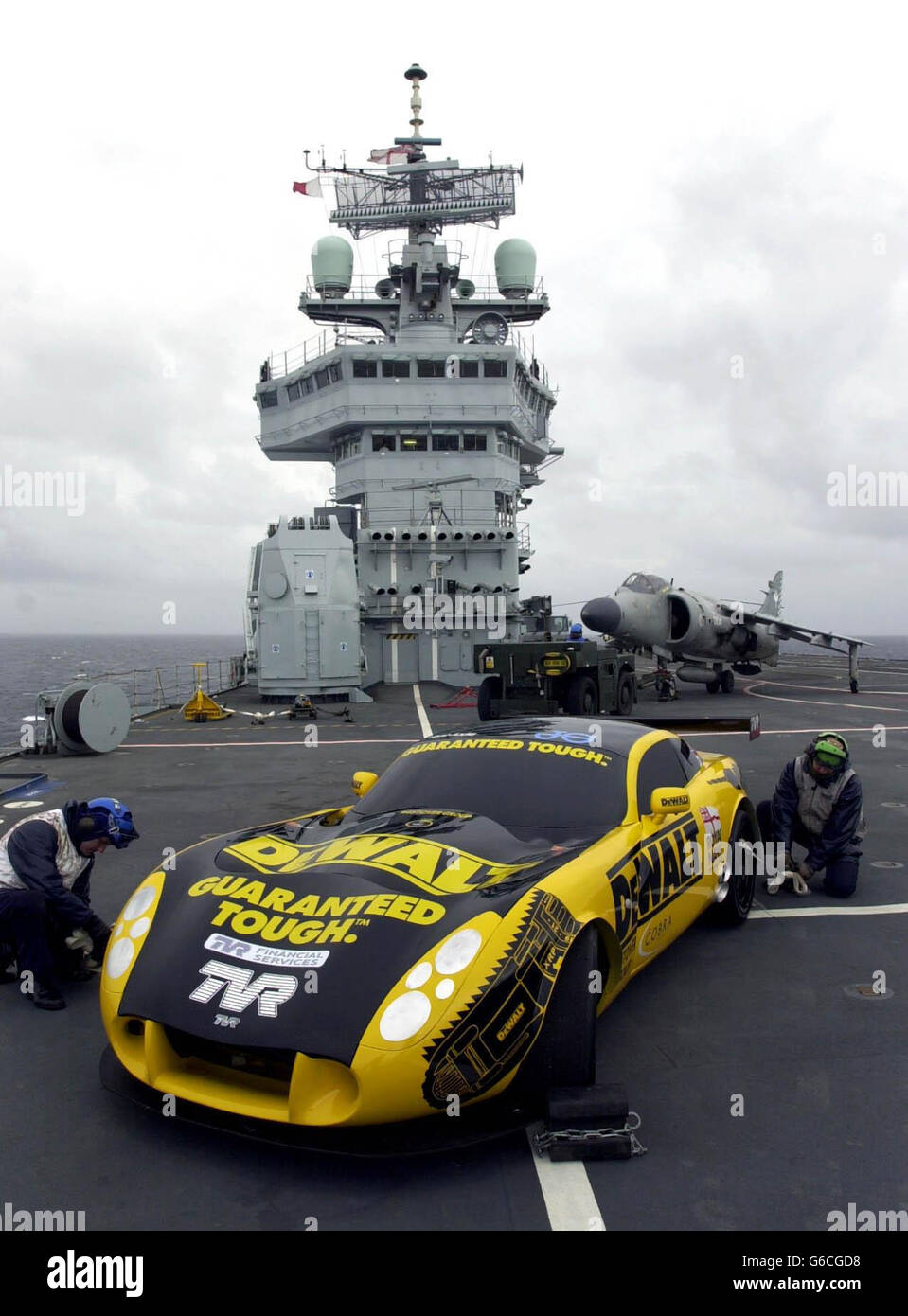 Un'auto sportiva TVR T400R si trova sul ponte della Royal Navy Aircraft Carrier HMS Invincible per il lancio di un'offerta all-British nella gara di 24 ore di le Mans in Francia più avanti quest'anno. * e' la prima volta che il TVR con sede a Blackpool, il più grande produttore di auto indipendente della Gran Bretagna, è entrato in gara dal 1962. Il TVR a 215 miglia orarie si unì a Invincible a Portsmouth ed è stato fotografato insieme a un Royal Navy Sea Harrier Jump Jet Tuesday mentre la nave si dirigeva attraverso il Mare d'Irlanda per Liverpool. Foto Stock