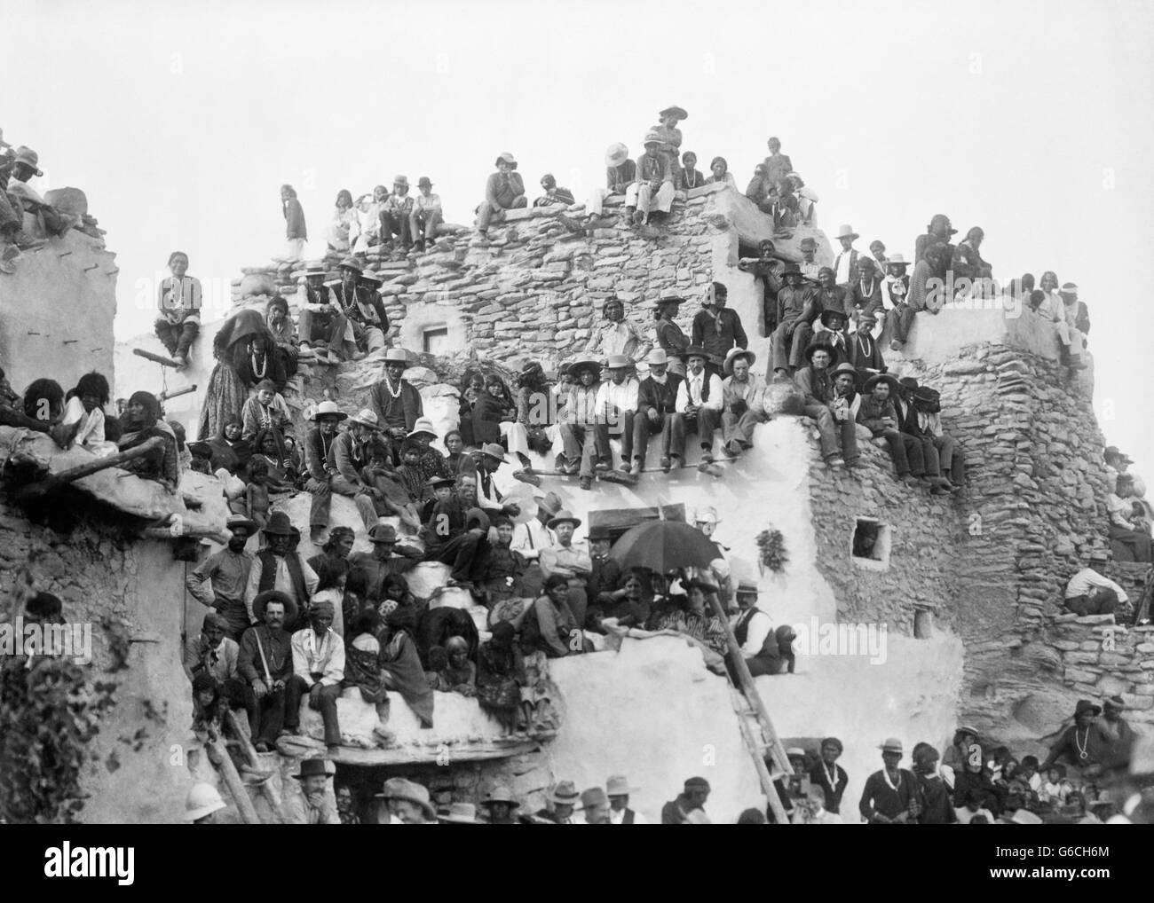 1890s 1897 nativi indiani americani gli spettatori a HOPI SNAKE DANCE WALPI PUEBLO ARIZONA USA Foto Stock