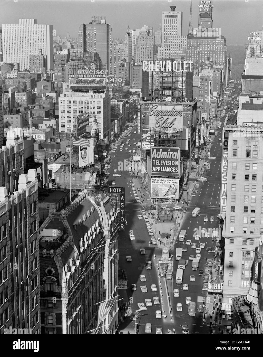 Degli anni Cinquanta vista in alzata LA CITTÀ DI NEW YORK TIMES SQUARE IL TRAFFICO GUARDANDO A NORD DI DUFFY SQUARE NYC NY USA Foto Stock