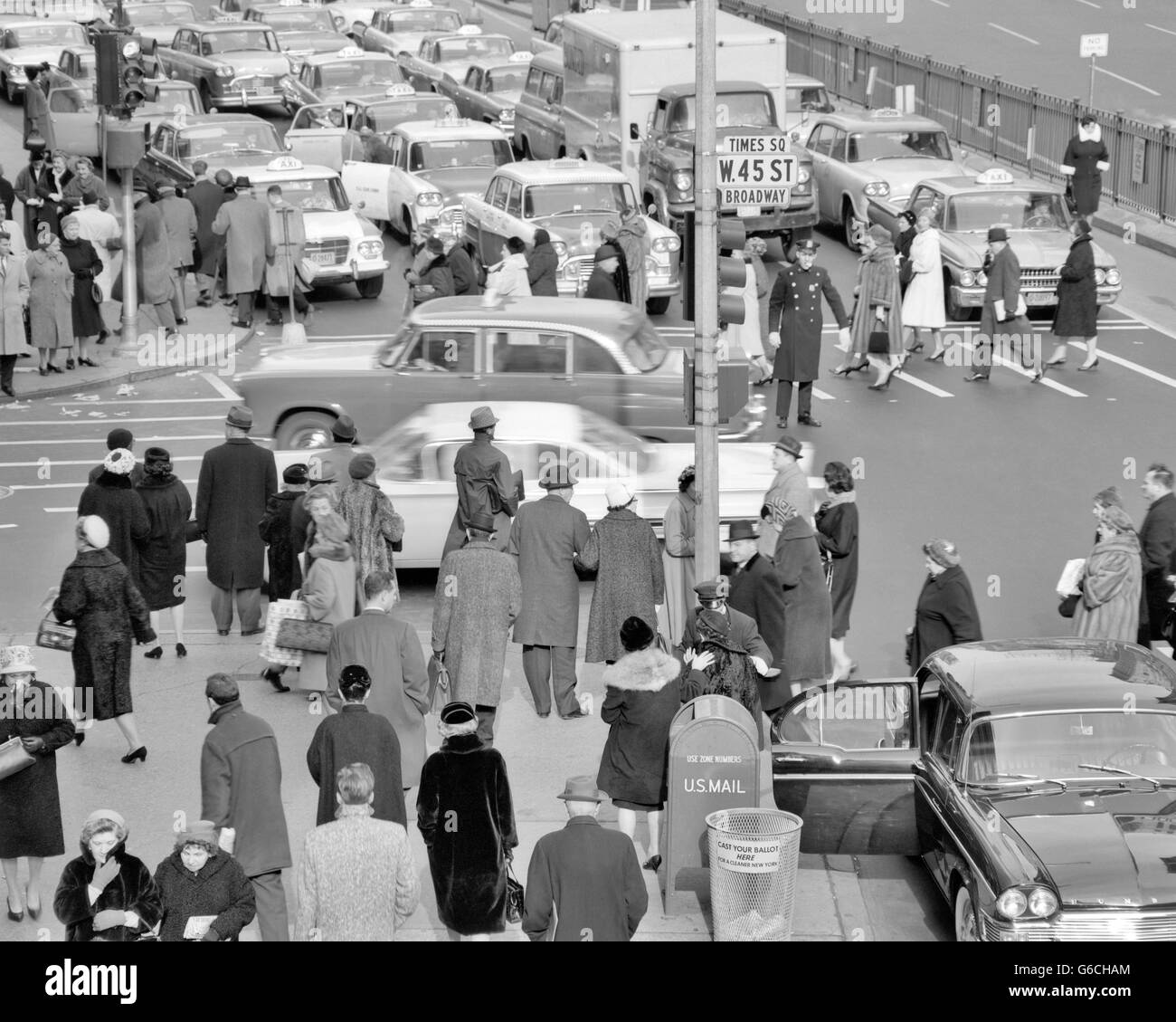 Negli anni sessanta il traffico di pedoni TIMES SQUARE WEST 45TH STREET E BROADWAY A NEW YORK CITY USA Foto Stock