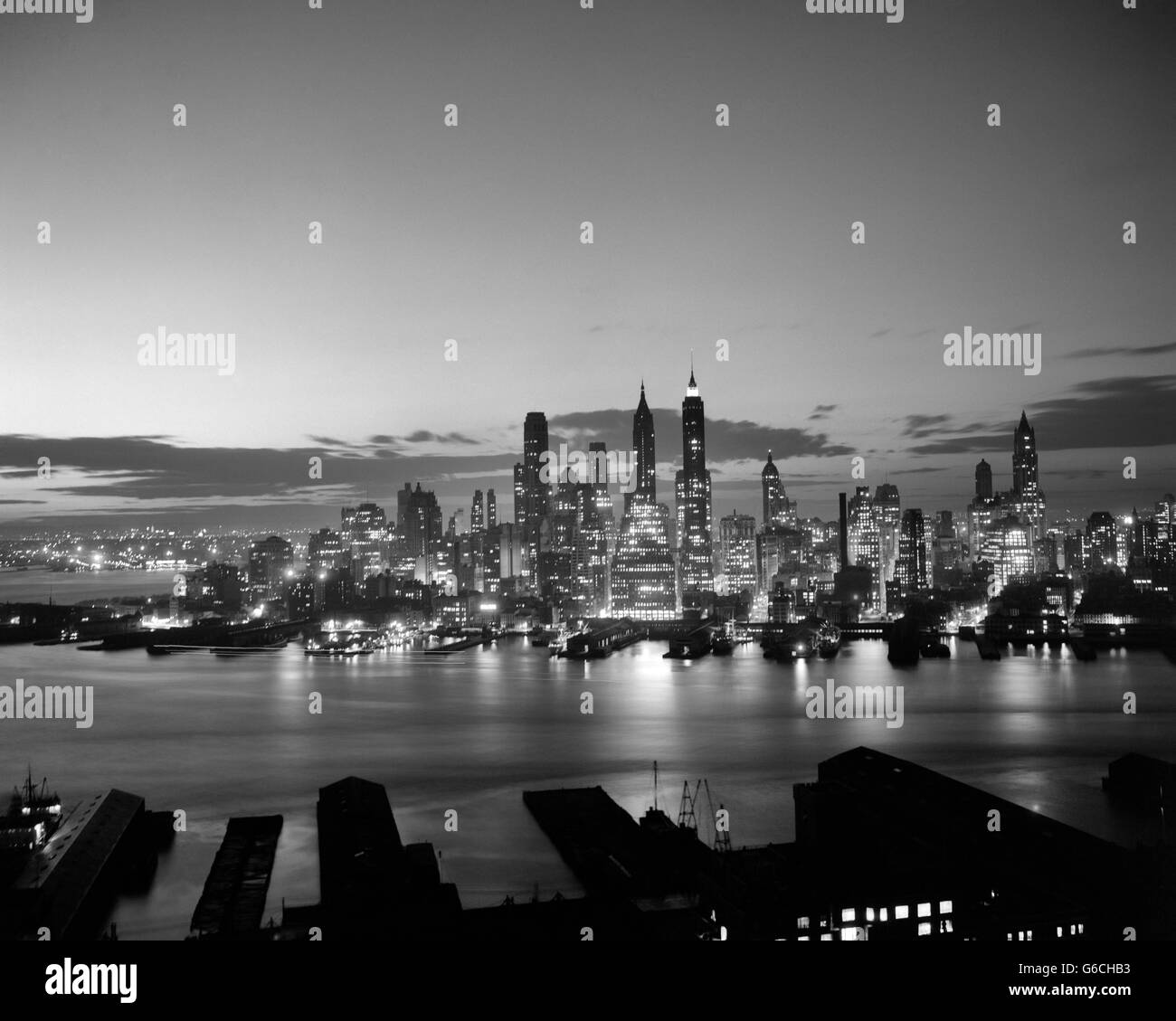 Negli anni quaranta anni cinquanta downtown Manhattan East Side AREA FINANZIARIA NOTTE skyline di New York City NY USA Foto Stock