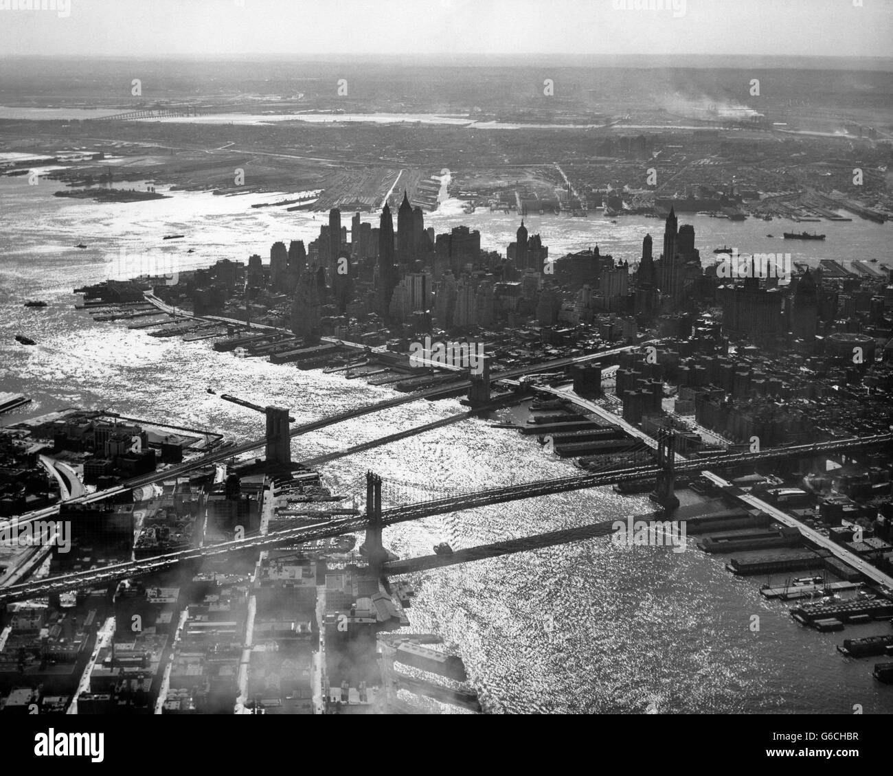 Anni Cinquanta antenna downtown Manhattan East e fiumi Hudson SODDISFARE IN PORTO a Brooklyn e ponti di Manhattan Foto Stock