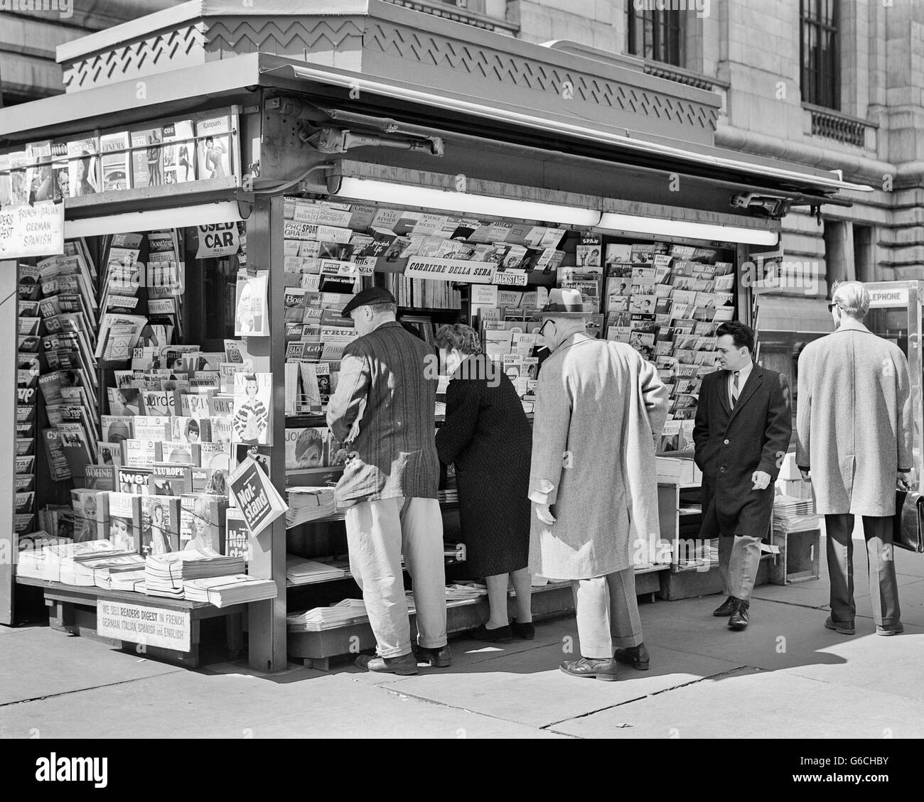 Sessanta persone a edicola 42ND STREET NEW YORK CITY NY USA Foto Stock