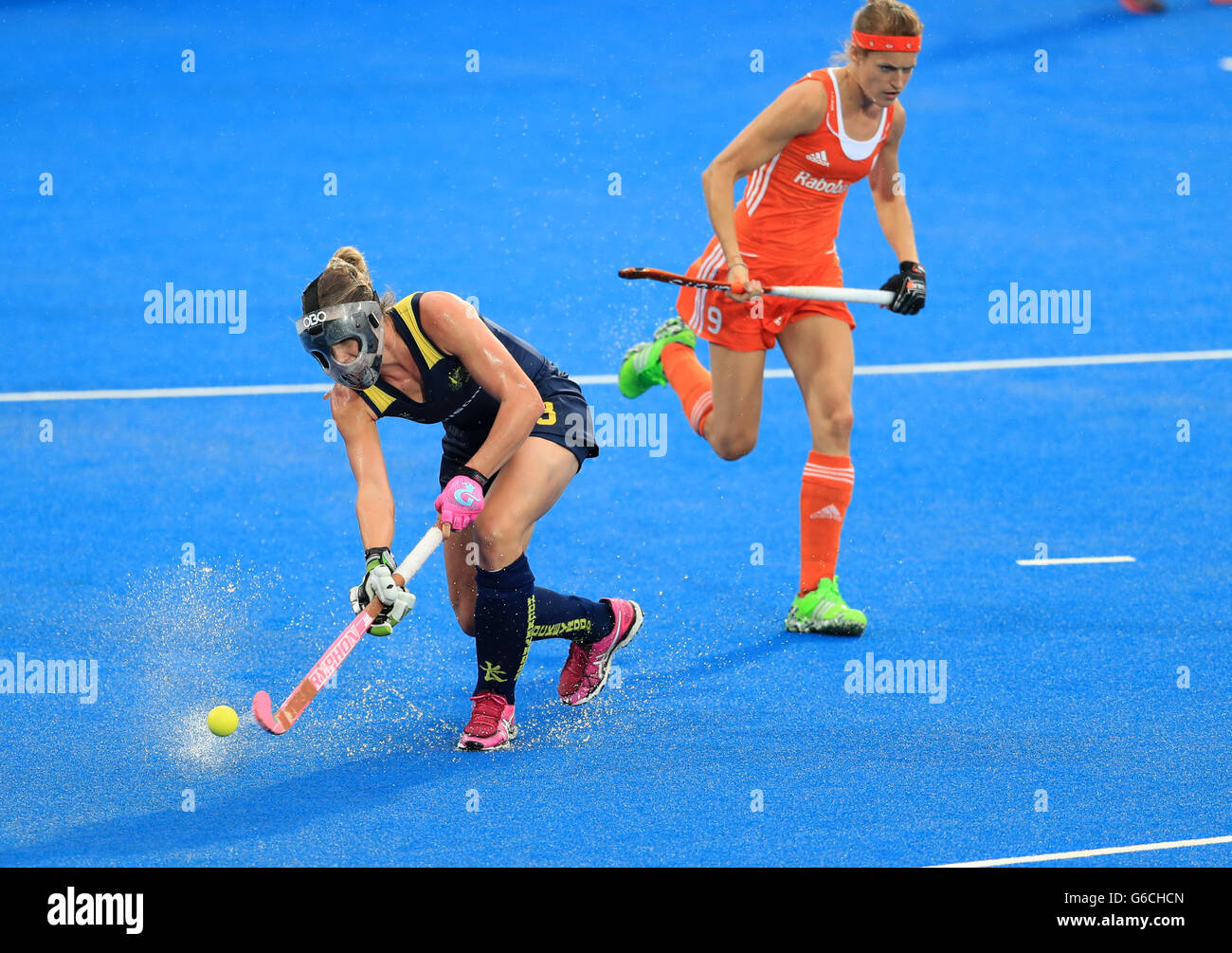 Australia Edwina osso gioca la palla con il suo casco durante il giorno 4 del connettore FIH donna trofeo dei campioni presso la Queen Elizabeth Olympic Park, Londra. Foto Stock