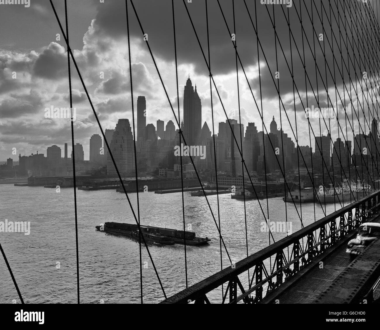Anni Cinquanta anni sessanta DOWNTOWN skyline di Manhattan dal ponte di Brooklyn Foto Stock
