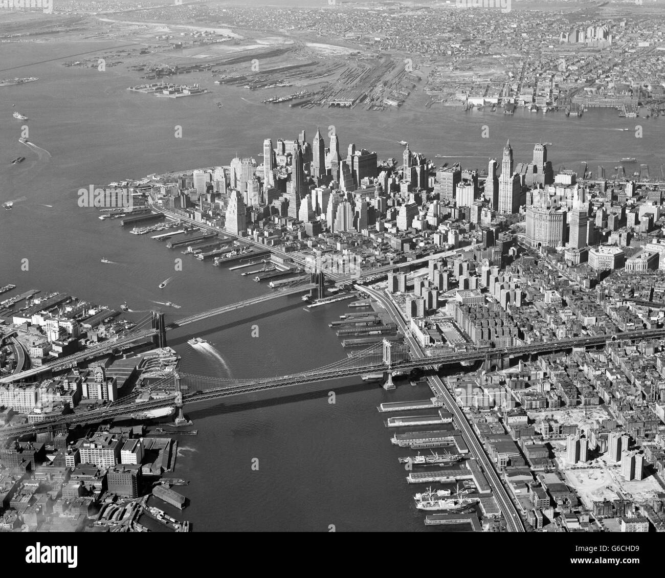 Anni Cinquanta antenna di downtown Manhattan East e fiumi Hudson SODDISFARE IN PORTO a Brooklyn e ponti di Manhattan Foto Stock