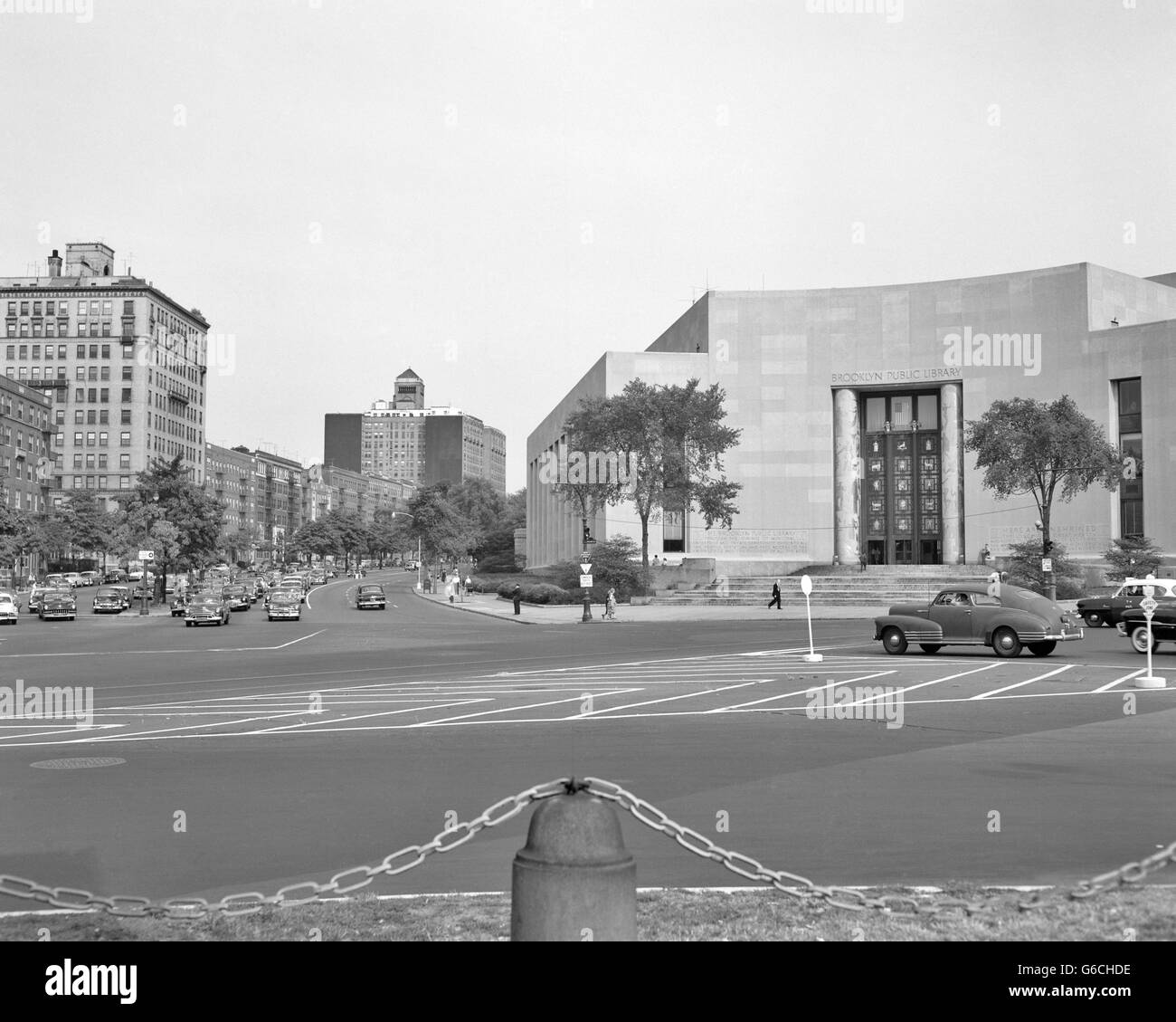 Anni Cinquanta BROOKLYN PUBLIC LIBRARY BOROUGH NYC come si vede dal Grand Army Plaza CERCANDO DI EASTERN PARKWAY Foto Stock