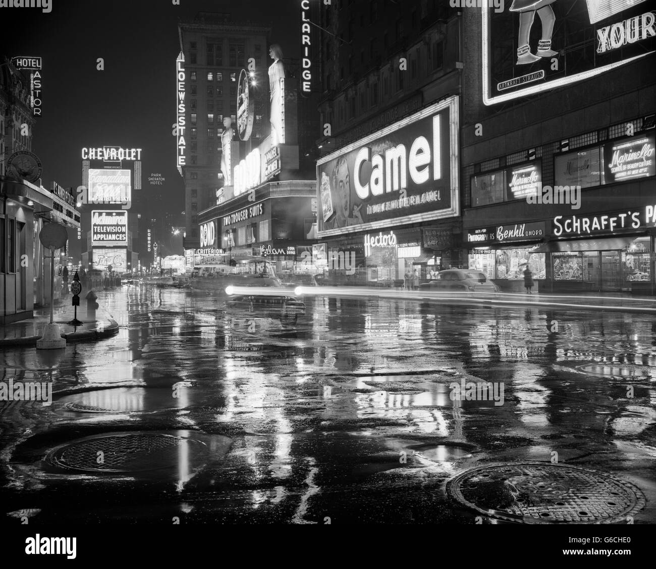 Anni Cinquanta WET strade piovose di TIMES SQUARE di notte le insegne al neon pubblicità NEW YORK CITY NY USA Foto Stock
