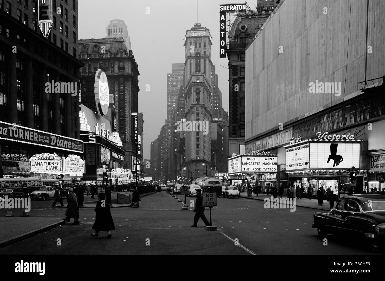 1950 Notte TIMES SQUARE GUARDANDO VERSO SUD DALLA DUFFY SQUARE A NY Times building MOVIE MARQUEES NEW YORK CITY NY USA Foto Stock