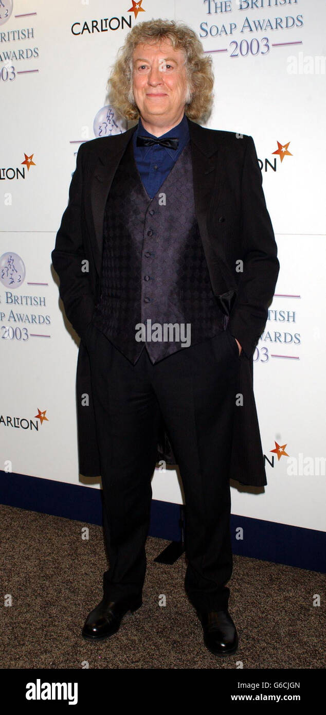 Noddy Holder arriva per il British SOAP Awards 2003 al BBC Television Center di Londra ovest. La cerimonia di premiazione, ospitata da Des o'Connor e Melanie Sykes, rende omaggio agli artisti più famosi della televisione. Foto Stock