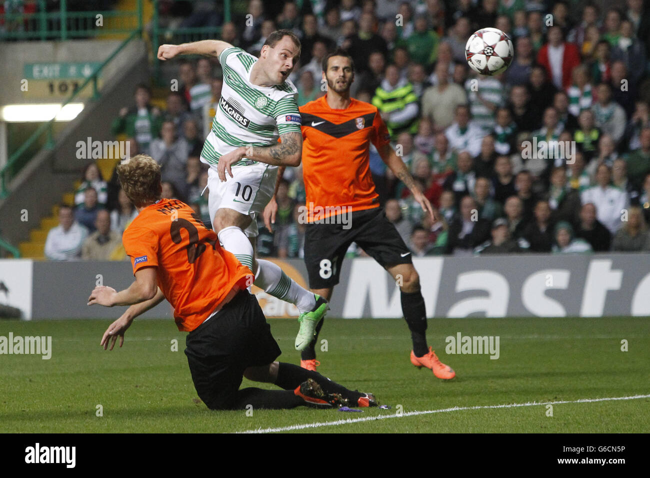 Anthony Stokes di Celtic non riesce a trovare la rete durante la partita di play-off della UEFA Champions League, seconda tappa al Celtic Park di Glasgow. Foto Stock