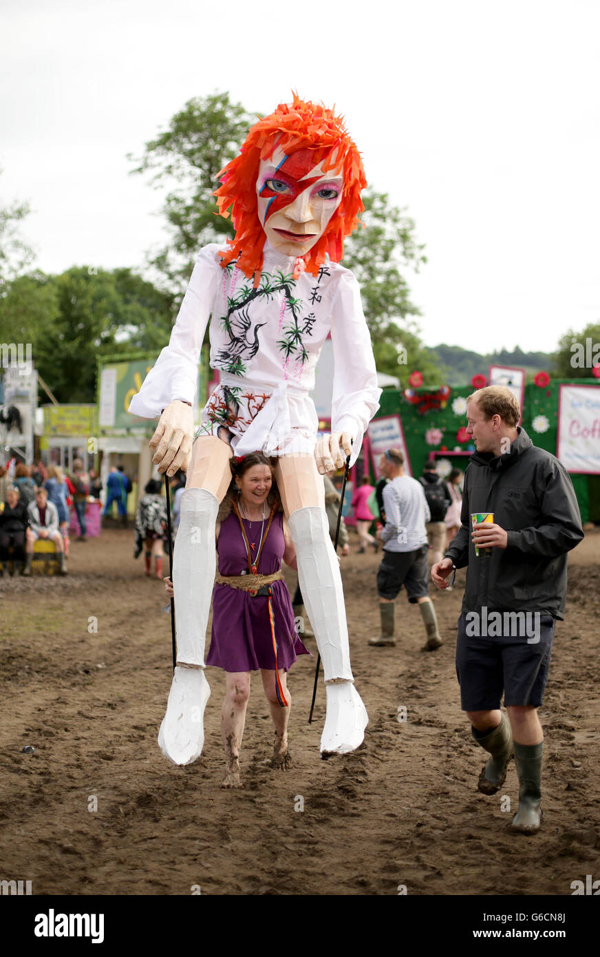 Un festivalgoer porta un David Bowie puppet durante il David Bowie tribute karaoke durante il festival di Glastonbury, presso l'azienda agricola degna in Somerset. Foto Stock