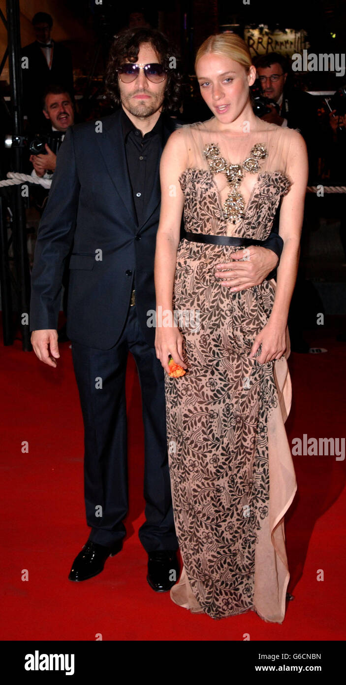 Gli attori Chloe Sevigny e Vincent Gallo arrivano al Palais des Festival il 21 maggio 2003 per la prima volta del "Brown Bunny" durante il 56° Festival del cinema di Cannes a Cannes, Francia. Foto Stock