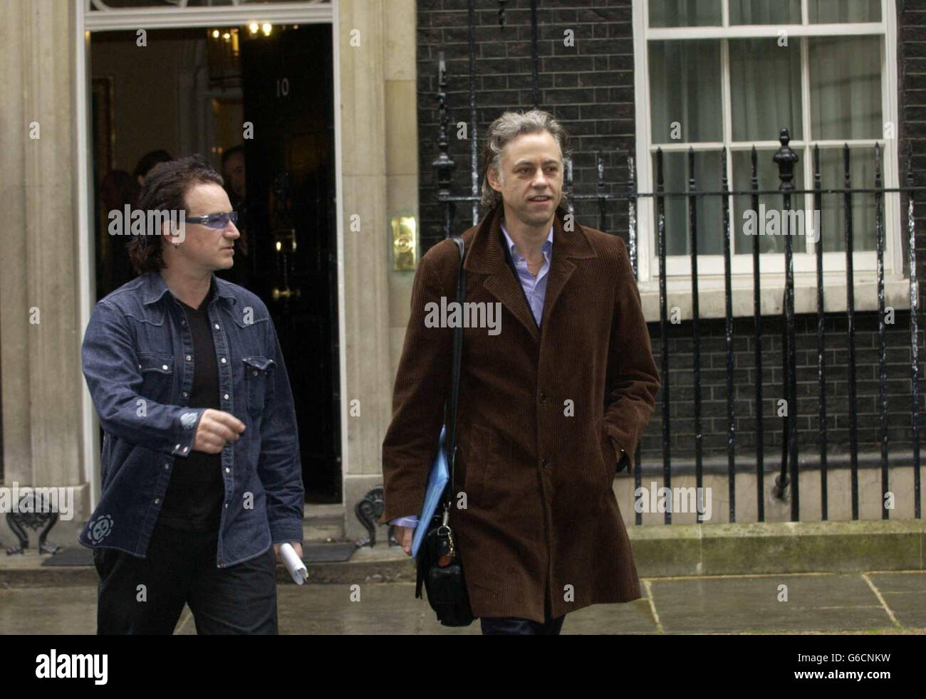 Sir Bob Geldof (R) e il frontman degli U2 Bono, dopo un incontro con il primo Ministro Tony Blair, al 10 di Downing Street. Blair ha ospitato i colloqui per la prima colazione sull'Africa. * le stelle della roccia hanno esortato i leader mondiali ad unirsi nella lotta contro l'epidemia di AIDS e a allontanarsi dai loro disaccordi sulla guerra in Iraq. Foto Stock