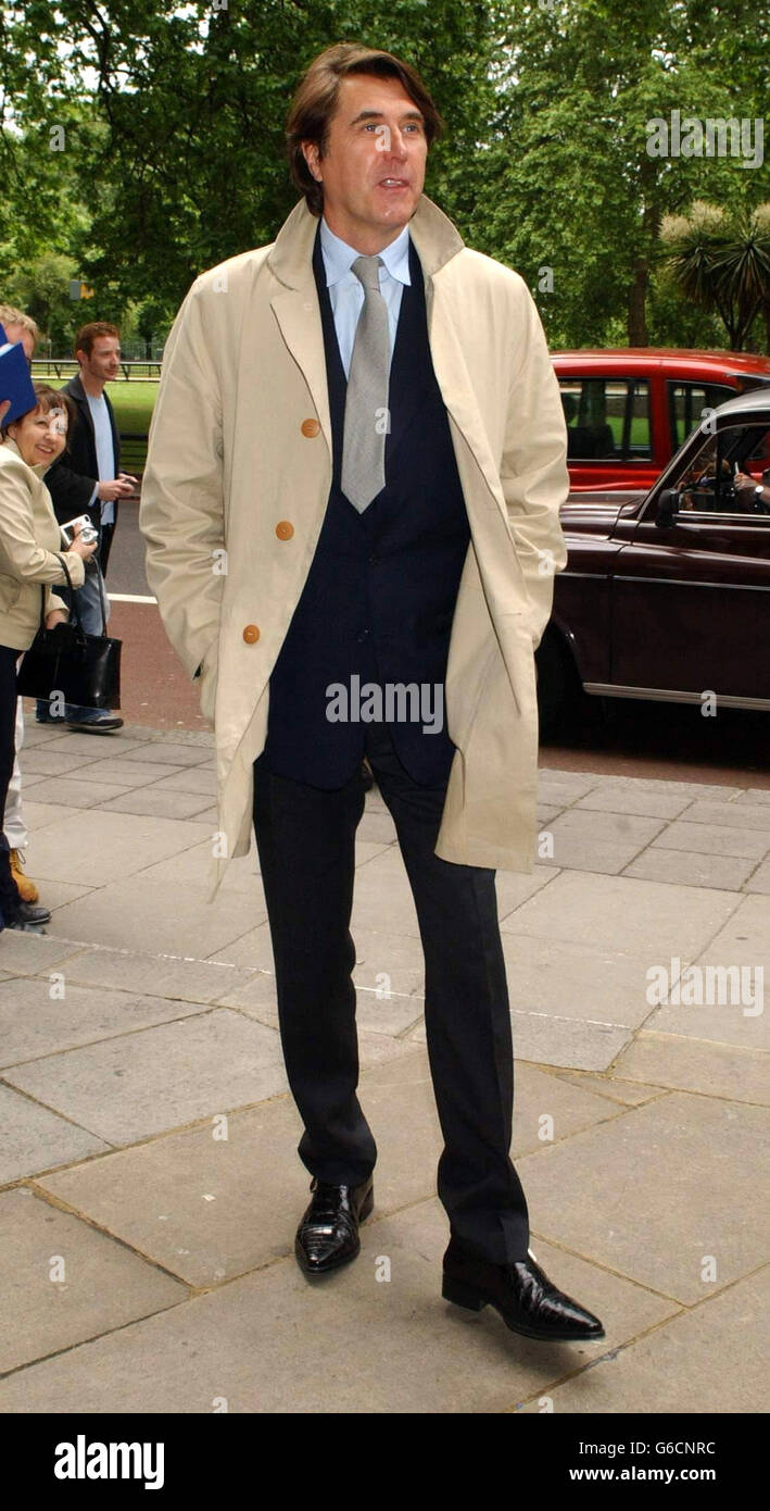 Il cantante Bryan Ferry arriva per i premi Ivor Novello all'hotel Grosvenor House di Park Lane, nel centro di Londra. Il quarantottesimo premio musicale annuale premia cantautori e compositori e onora le migliori canzoni e i migliori risultati cinematografici del 2002. Foto Stock