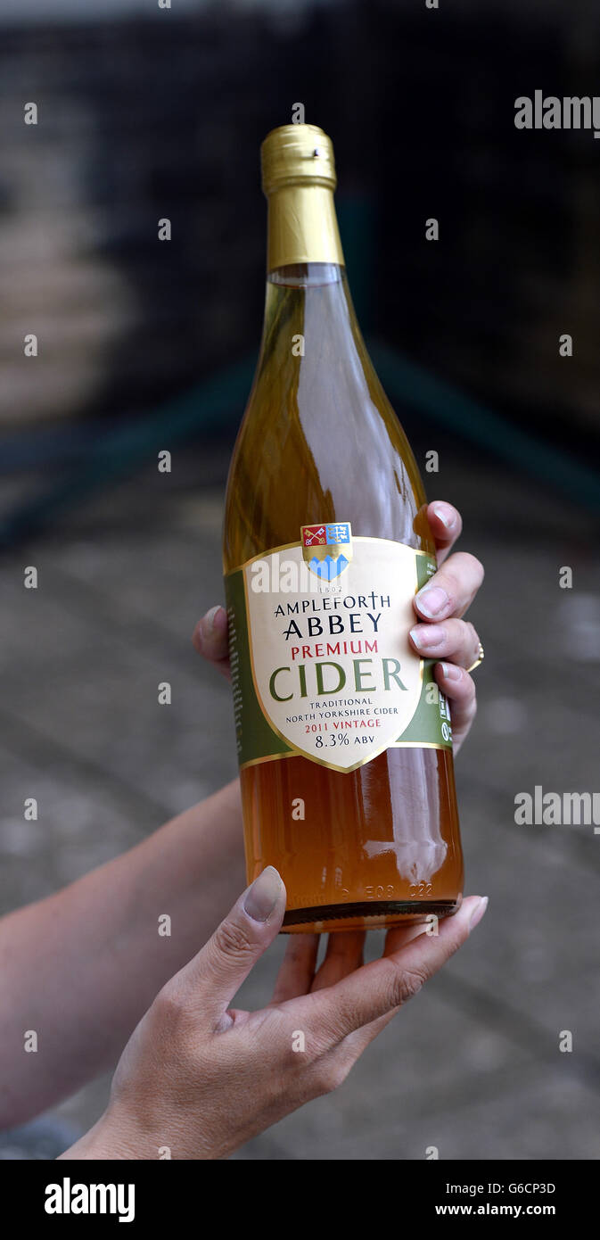 Una bottiglia di sidro dell'abbazia di Ampleforth fatta di mele coltivate nei frutteti di Ampleforth Abbey.The Monks da Ampleforth Abbey vicino Helmsley raccogliere il loro raccolto paraurti di mele nei frutteti dell'abbazia. Foto Stock
