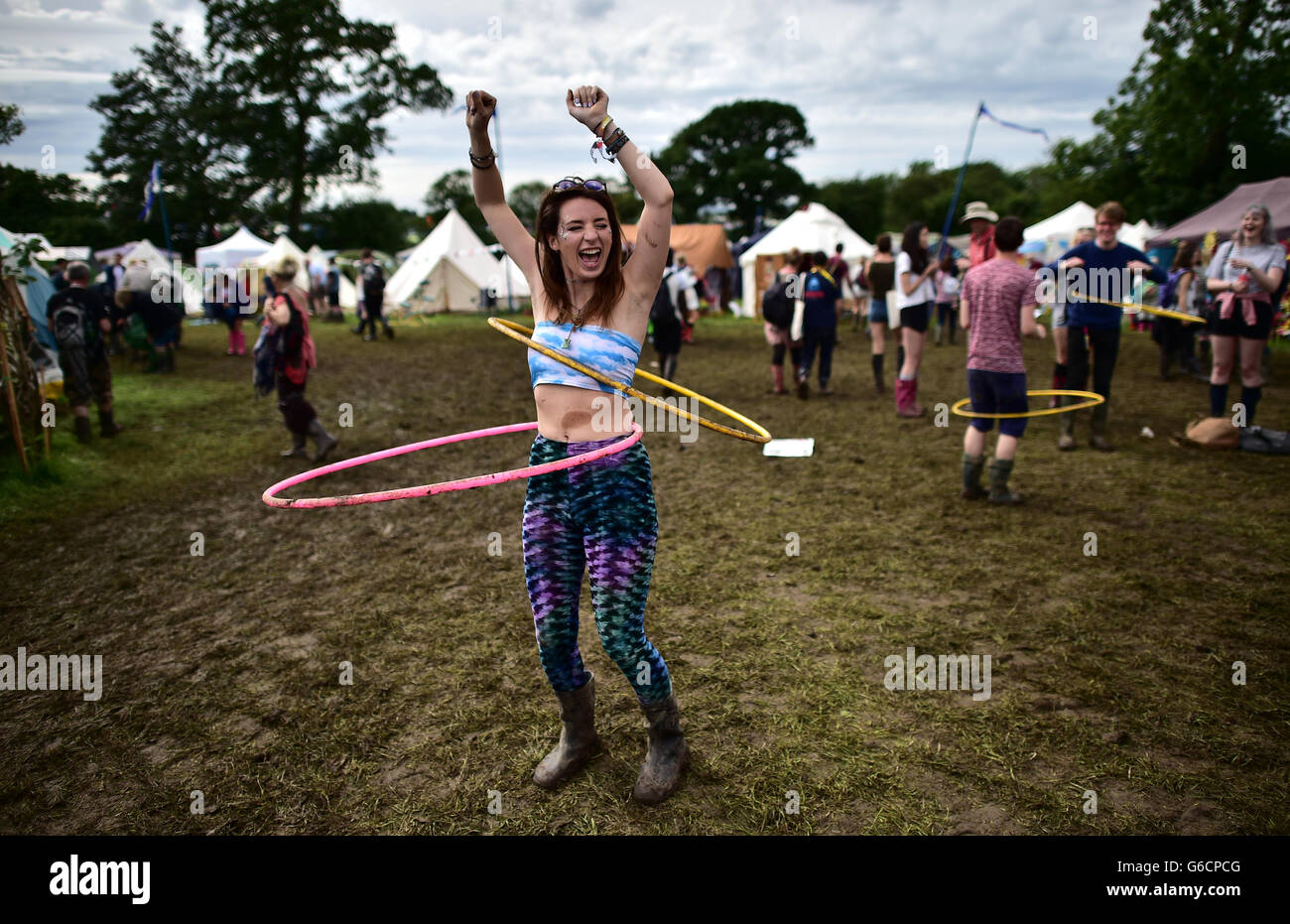 Rachel Knowles, 21 dal Wirral presso il festival di Glastonbury, presso l'azienda agricola degna in Somerset. Foto Stock