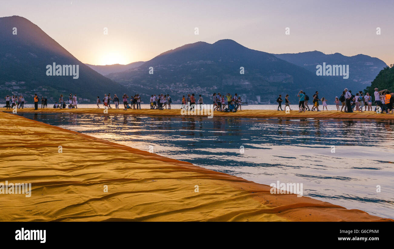 I pontili galleggianti Christo progetto. I visitatori a piedi da Sulzano a Monte Isola e per l'isola di San Paolo. Foto Stock