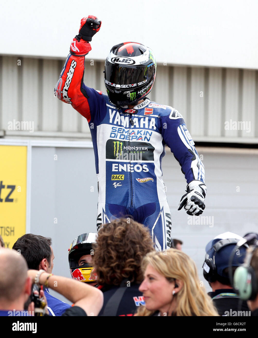 Jorge Lorenzo di Yamaha celebra la sua vittoria nel Gran Premio di Gran Bretagna di Hertz del Moto GP a Silverstone, Northamptonshire. Foto Stock