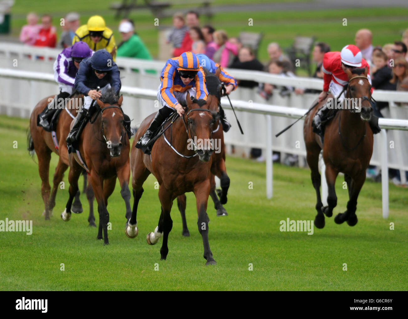 La grande aquila bianca guidata da Joseph o'Brien vince la Go and Go Round Tower Stakes durante il Moyglare Stud Stakes Day all'ippodromo di Curragh, Co Kildare, Irlanda. Foto Stock