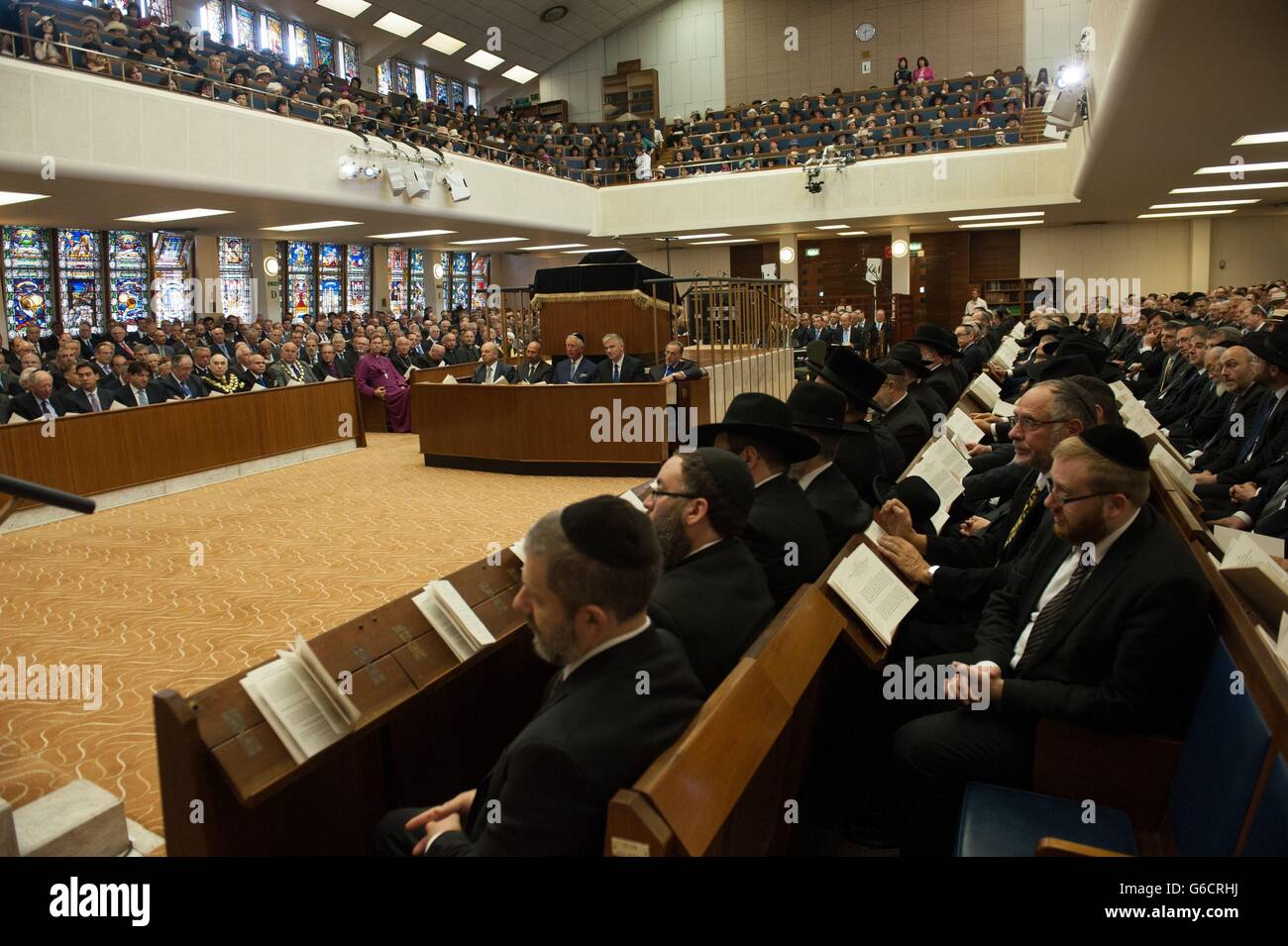 I rabbini e i membri della comunità ebraica ortodossa partecipano oggi all'insediamento del nuovo Rabbino capo Ephraim Mirvis come 11° Rabbino capo delle Congregazioni ebraiche unite del Regno Unito e del Commonwealth durante una cerimonia alla Sinagoga di legno di San Giovanni nel nord di Londra. Foto Stock