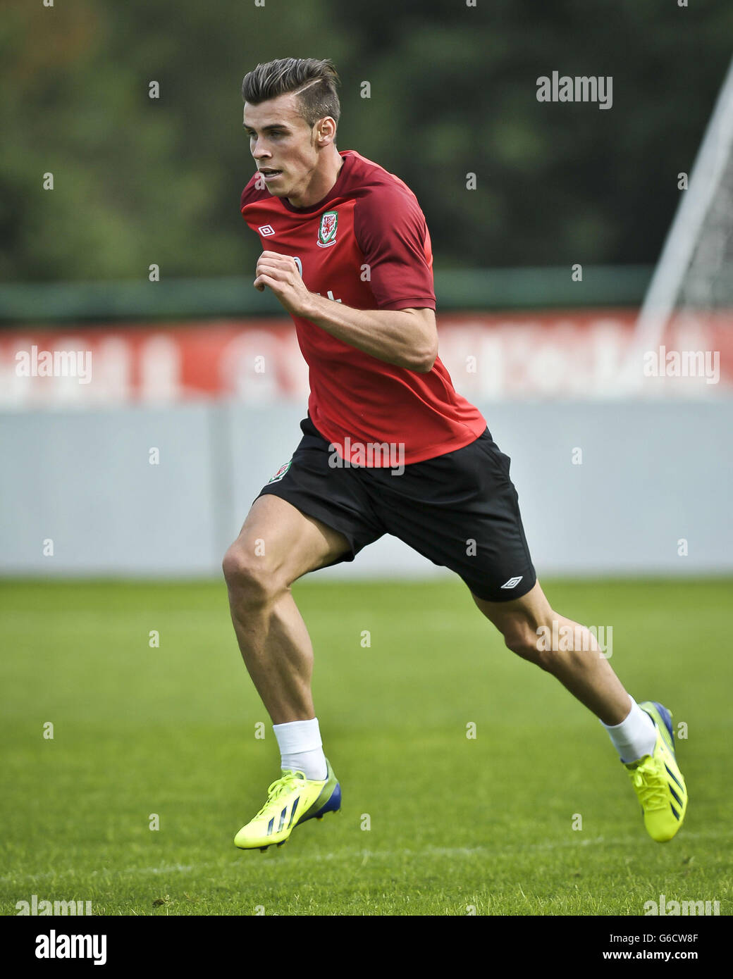 Calcio - Qualifiche Coppa del mondo FIFA - Gruppo A - Macedonia v Galles - Wales Training - The vale Resort. Gareth Bale si è Unito alla squadra di calcio del Galles durante una sessione di allenamento al vale Resort di Hensol. Foto Stock Calcio - Qualifiche Coppa del mondo FIFA - Gruppo A - Macedonia v Galles - Wales Training - The vale Resort. Gareth Bale si è Unito alla squadra di calcio del Galles durante una sessione di allenamento al vale Resort di Hensol. Foto Stock