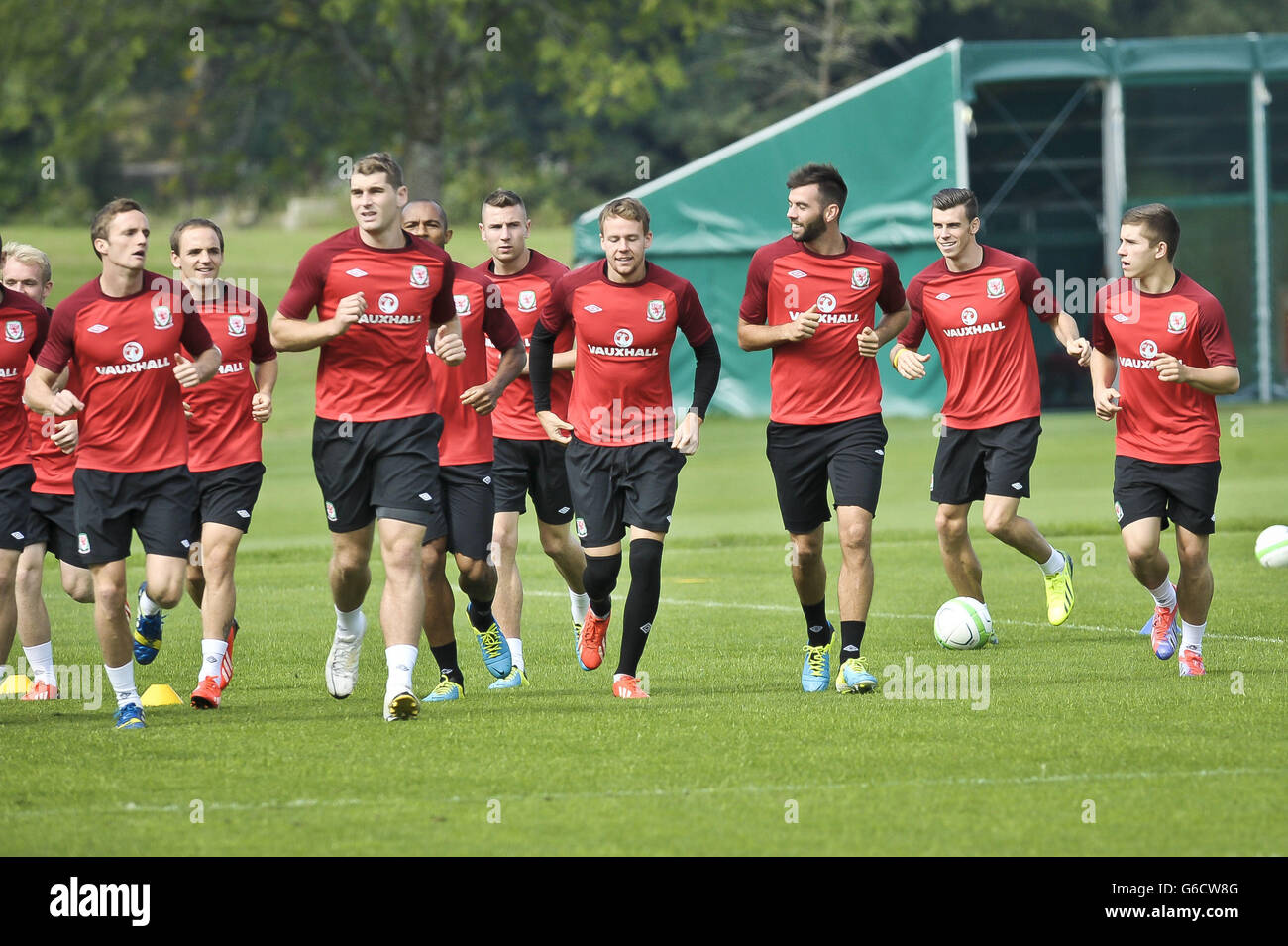 Calcio - Qualifiche Coppa del mondo FIFA - Gruppo A - Macedonia v Galles - Wales Training - The vale Resort. La squadra di calcio del Galles fa una battuta di riscaldamento durante una sessione di allenamento al vale Resort, Hensol. Foto Stock Calcio - Qualifiche Coppa del mondo FIFA - Gruppo A - Macedonia v Galles - Wales Training - The vale Resort. La squadra di calcio del Galles fa una battuta di riscaldamento durante una sessione di allenamento al vale Resort, Hensol. Foto Stock