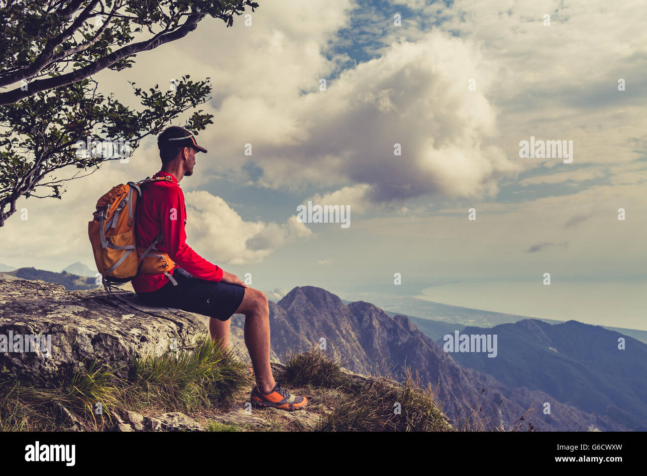 Escursionismo uomo, scalatore o trail runner guardando ispiranti Montagne vista del paesaggio. Fitness e uno stile di vita sano all'aperto in Foto Stock