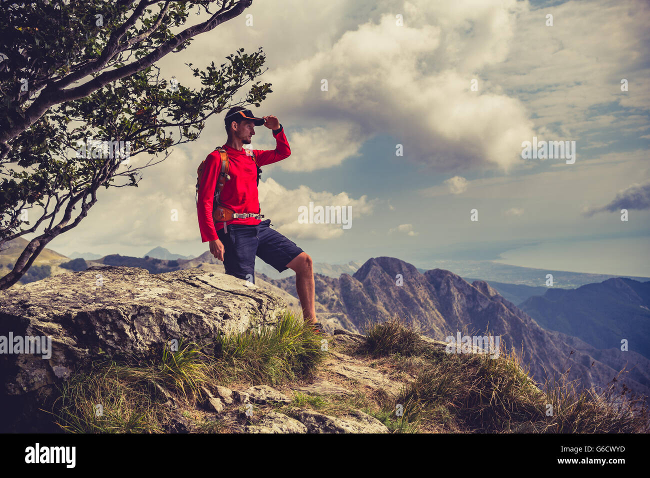 Escursionismo uomo, scalatore o trail runner guardando ispiranti Montagne vista del paesaggio. Fitness e uno stile di vita sano all'aperto in Foto Stock