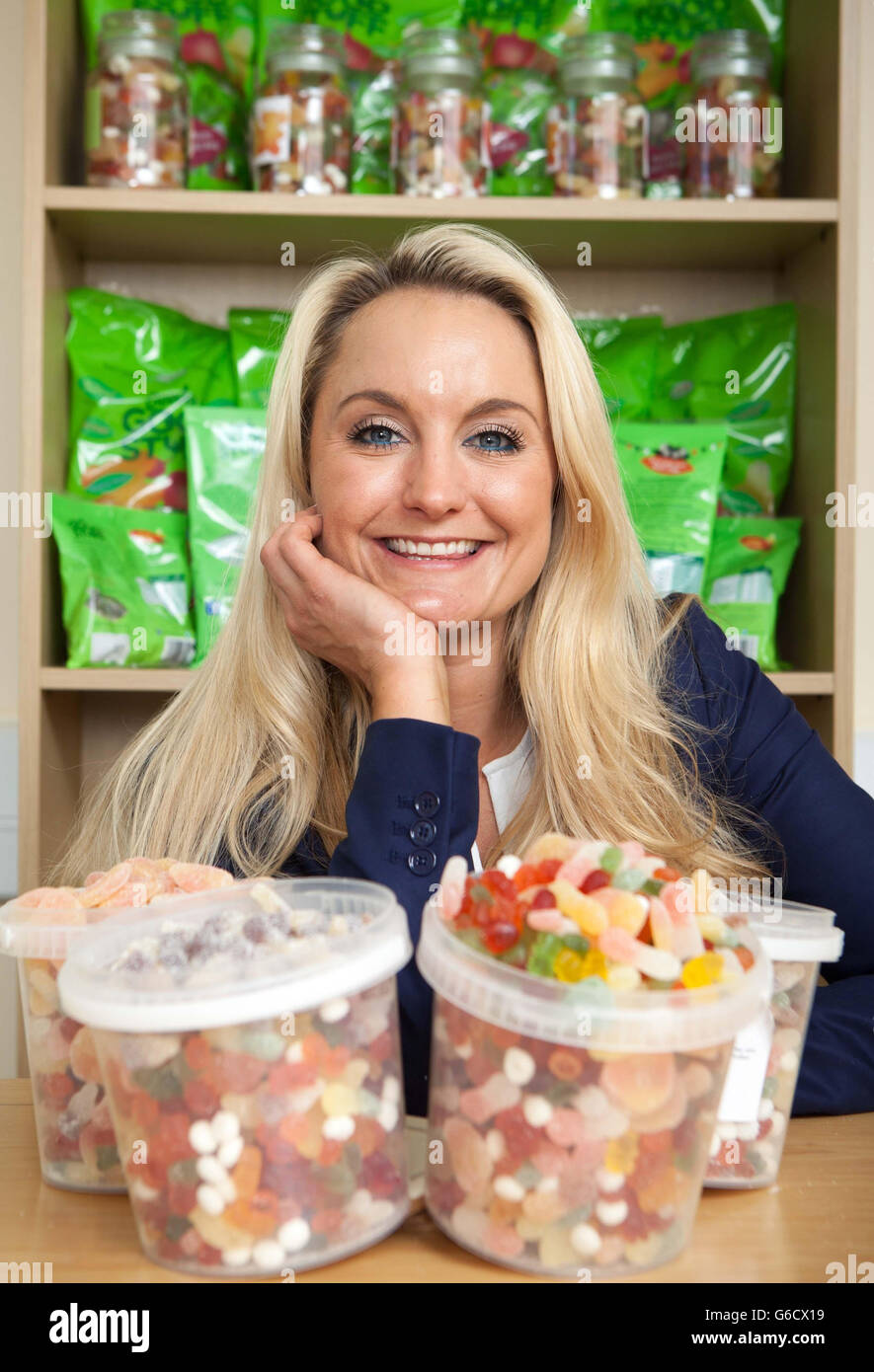 Melissa Burton, fondatore della società di pasticceria Goody Good Stuff, espone una selezione di prodotti presso la sede centrale della società a Heysham, Lancashire, dopo essere stata nominata come piccola impresa dell'anno nel Nectar Business Small Business Awards 2013. Foto Stock