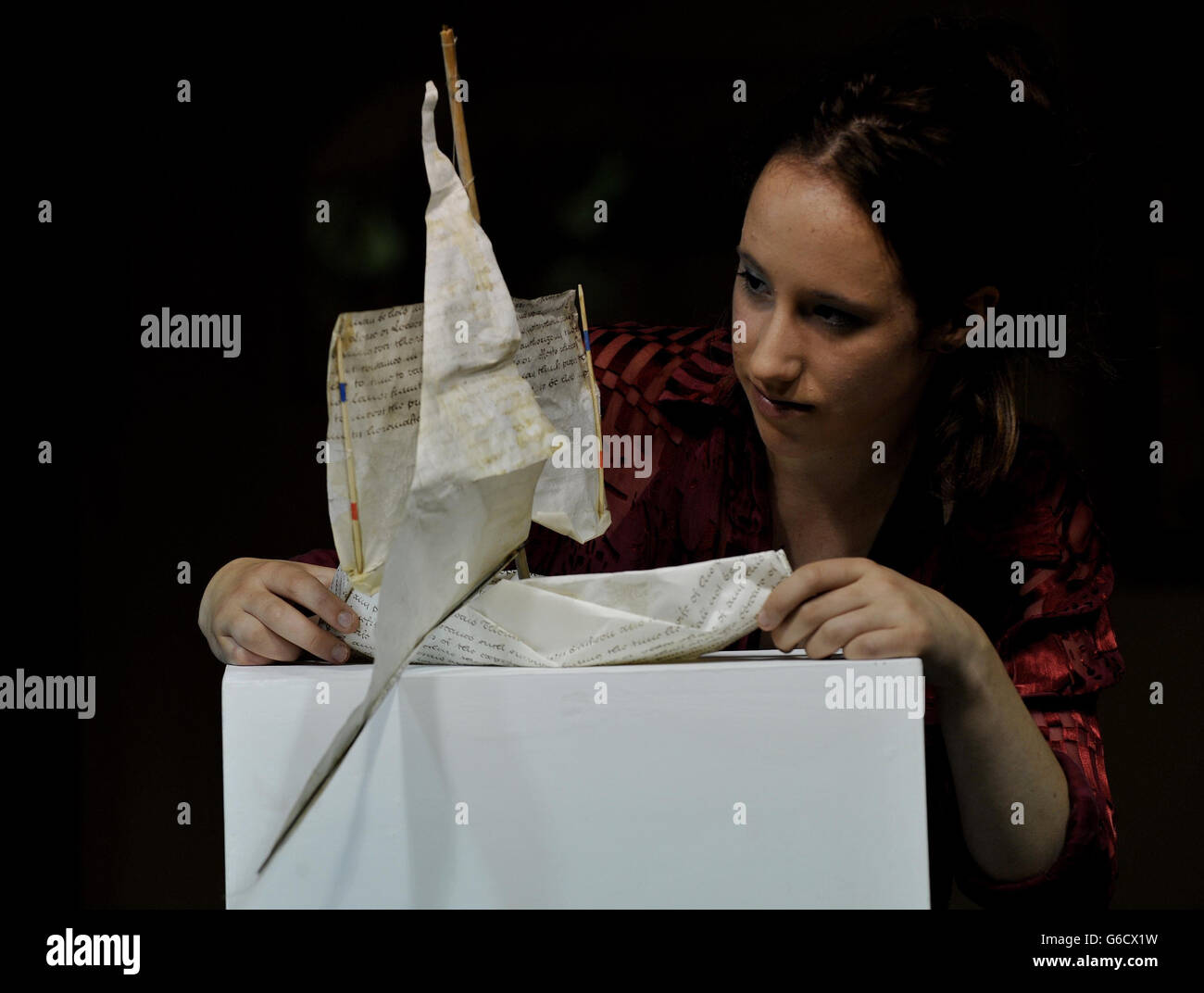 L'assistente alla Galleria Polly Millner, adjustes Pageant Boat, realizzato da un'antica volontà scritta su Velum, dall'artista Edmund Prizeman, 16, mentre più di cinquanta opere d'arte ispirate al Tamigi Diamond Jubilee River Pageant vanno in esposizione pubblica gratuita alla Pump House Gallery, Battersea Park, Londra, Come parte del Festival del Tamigi del Sindaco del 2013, dal 4 al 15 settembre. Foto Stock