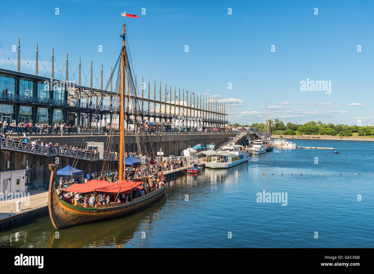 Montreal, Canada. Xx Giugno 2016. La gente visita Viking drakkar 'Draken Harald Harfagre' durante la nave aperta a Montreal in Porto Vecchio, CA Foto Stock