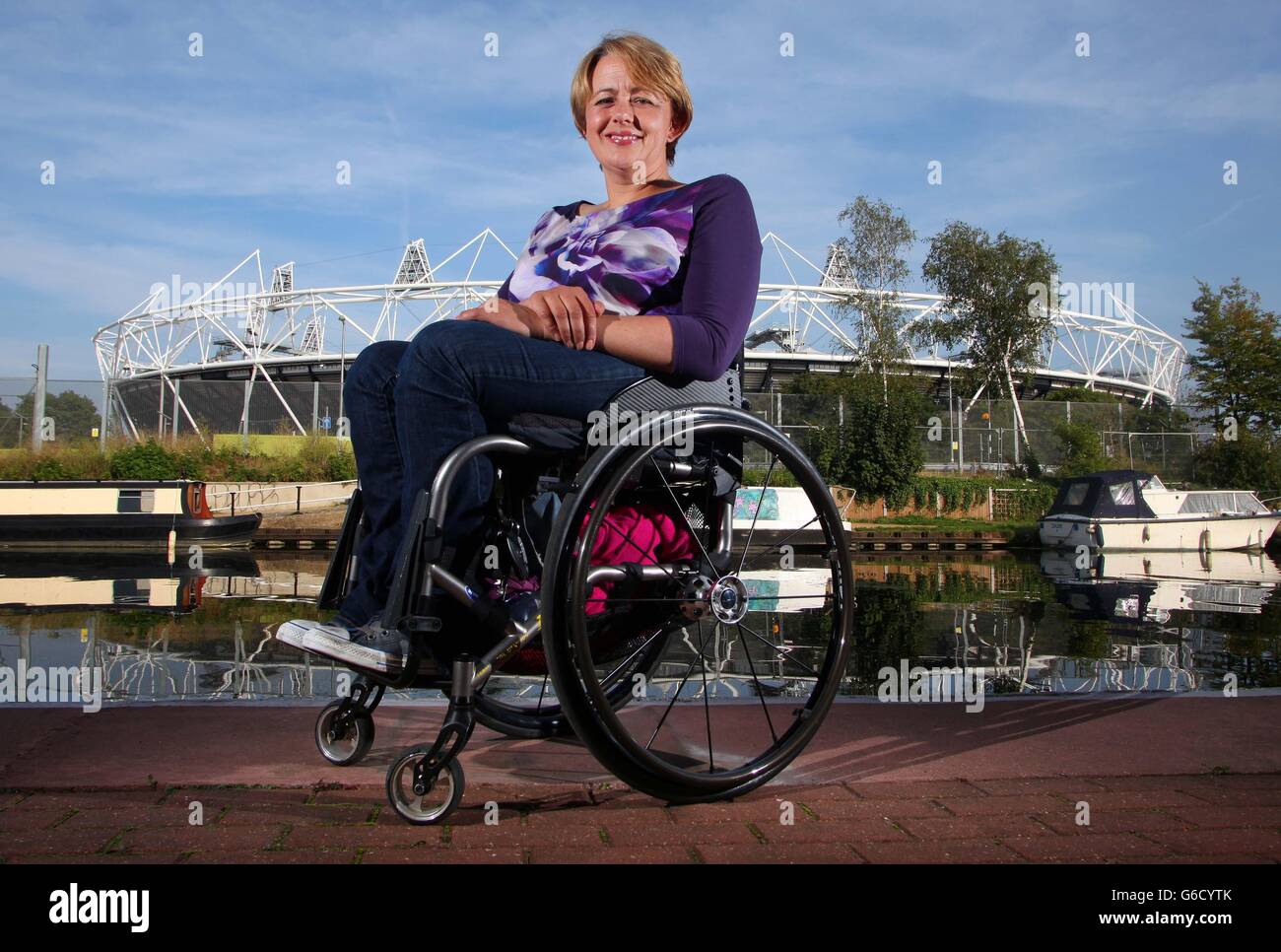 La baronessa Tanni Grey-Thompson si pone di fronte allo Stadio Olimpico di Londra per lanciare il Big Lottery Fund £40 Million Spirit of 2012 Trust. Foto Stock